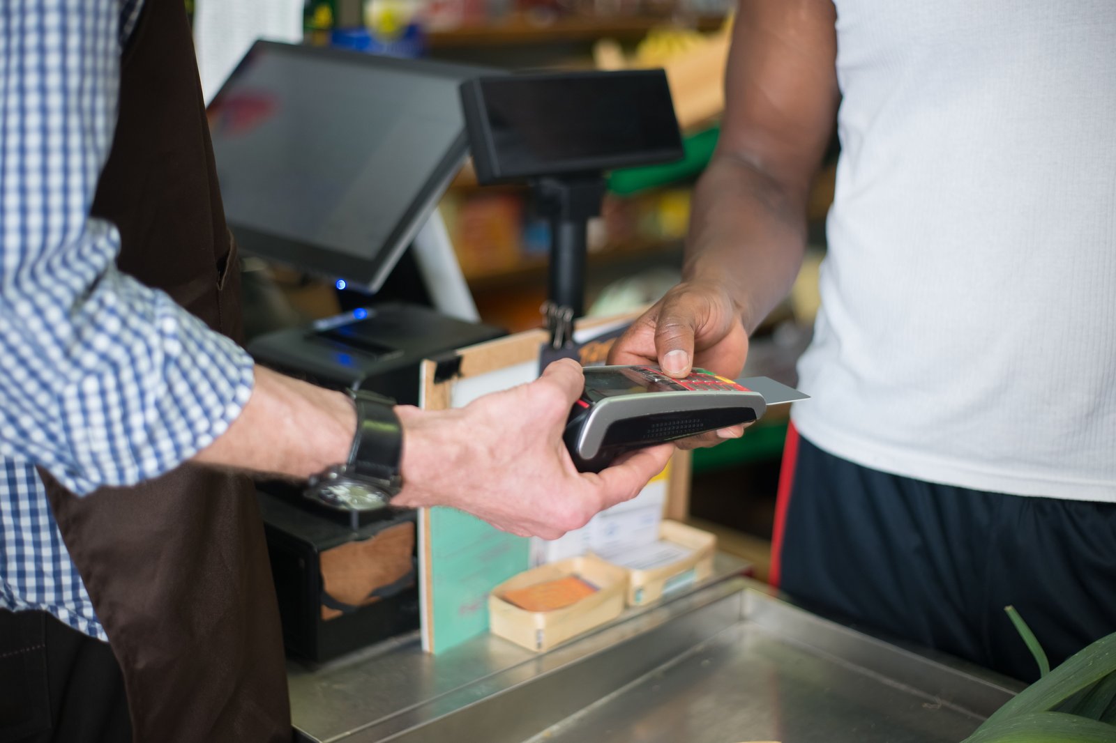 Retail checkout terminal with payment card reader